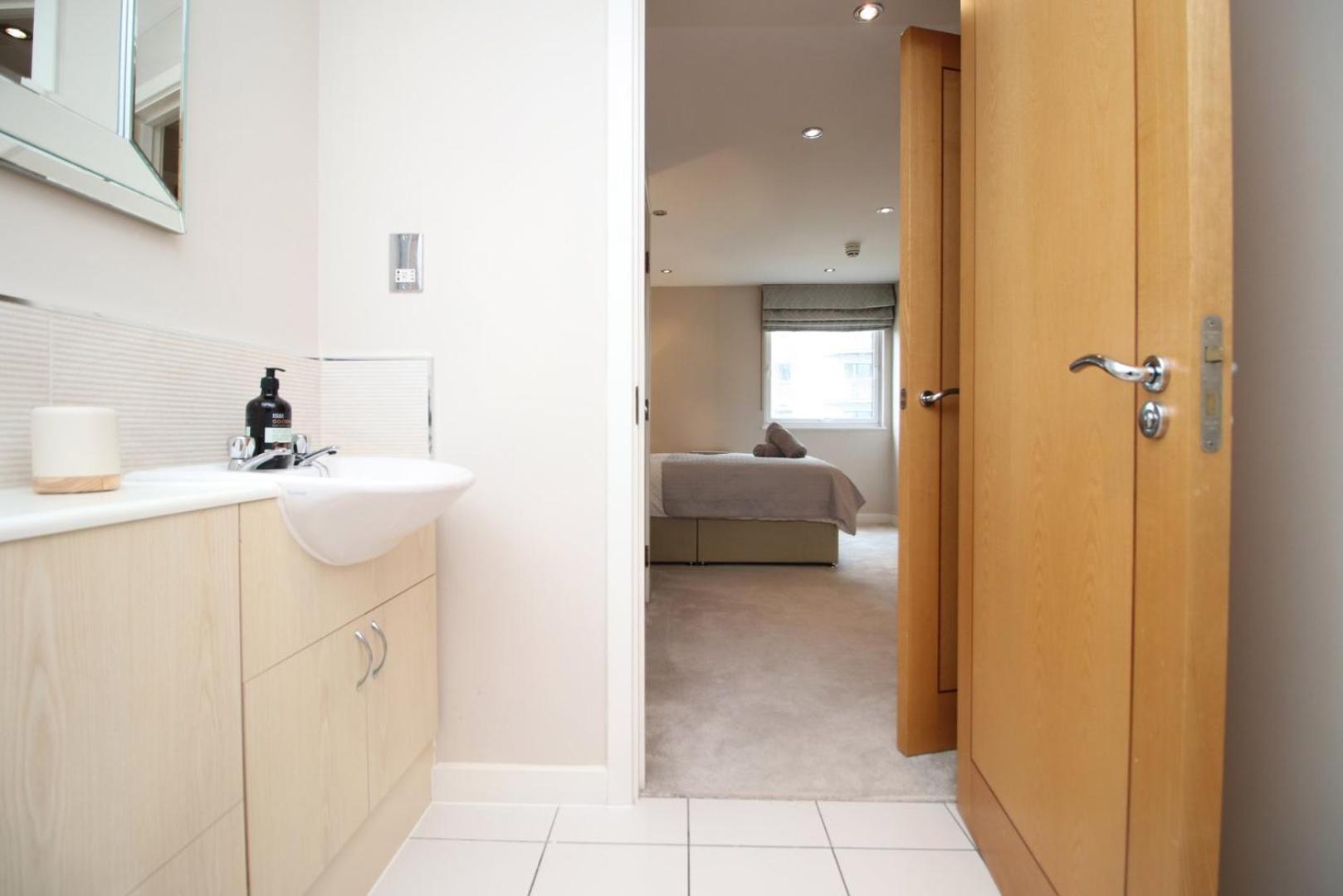 Perfect Getaway In Marina Apartment